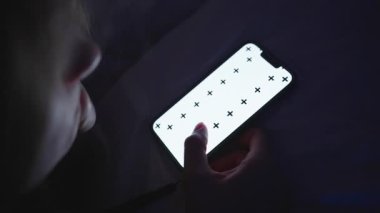 Smartphone 'da Sim Light Altında Yatakta Yatarken İzleme Kalemleri ile Bir Kadın Kaydırıyor, Yakın Çekim Yan Görünümü, Uykudan Önce Rutin Konsept
