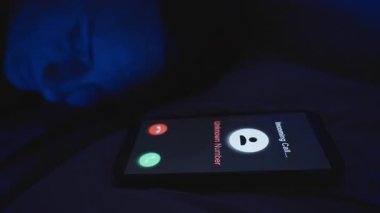 Bilinmeyen Numara 'dan Gelen Arama ile Uyanan ve Telefon Mavi Işık Altında Yatarken Reddeden Kadın, Yan Yakın-Görünüm, Uyku Kesintisi Konsepti