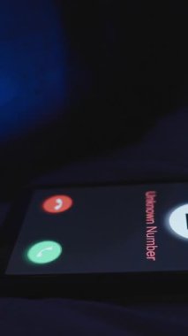 Dikey video. Bilinmeyen Numara 'dan Gelen Arama ile Uyanan ve Telefon Mavi Işık Altında Yatarken Reddeden Kadın, Yan Yakın-Görünüm, Uyku Kesintisi Konsepti