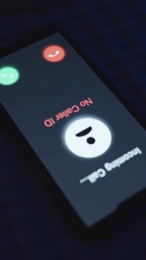 Dikey video. Akıllı Telefonun Kapanışı Arayanın Kimliği Yok Uyandıran Kadın Çağrıyı Reddediyor, Mavi Işık Atmosferi, Gizlilik Koruma Konsepti
