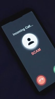 Dikey video. Gece Uyanan Kadın Mavi Işık Yastığındaki Akıllı Telefona Ulaşırken Gelen Çağrı Başlık Görünümü, Karışıklık Konsepti