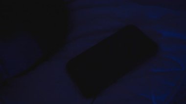 Aranmayan numaraya tepki veren kadın Sim Blue Light 'daki Smartphone Screen' den çağrı, Yalancı Durgun ve Kafası Karışık, Gece Müdahale Konsepti