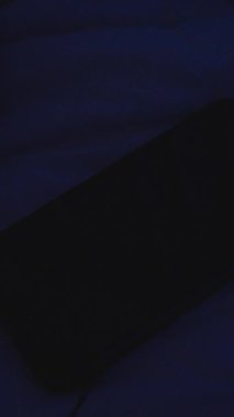 Dikey video. Aranmayan numaraya tepki veren kadın Sim Blue Light 'daki Smartphone Screen' den çağrı, Yalancı Durgun ve Kafası Karışık, Gece Müdahale Konsepti