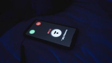 Smartphone Tutan Kadın Gece Mavi Işıkta Yatakta Yatarken, Çağrı Bildirimi, Sakin Tepki, Dolandırıcılık Önleme Konsepti