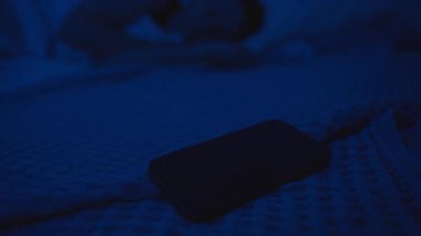 Bilinmeyen numaradan gelen aramayla Gece Uyanan Kadın, Telefona Ulaşır, Çağrıyı Reddeder ve Uykuya Dön, Yakın ve Düşük Işık Sahnesi, Uyku Bozukluğu Konsepti