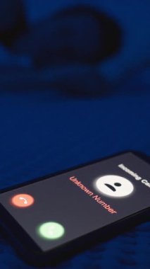 Dikey video. Bilinmeyen numaradan gelen arama, Düşük Işık Yakın plan, Sığ Odaklı, İstenmeyen Temas Konsepti