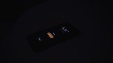 Smartphone 'da Sabah 6: 00' da Smartphone 'da Uyurken Baygın Sabah Güneşi Battaniyeye, Kapalı Düşük Açılı, Sabah Rutini Konseptine Gittikçe Ortaya Çıktı