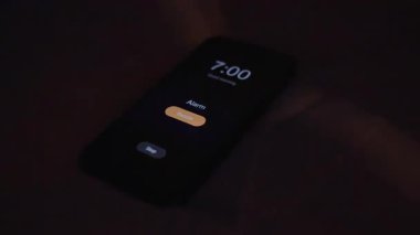 Smartphone 'da Smartphone' da Sabah 7 'de Uyuyan Kadın Yatağı Yavaş Yavaş Isıtıyor, Yakın-Yakın-Düşük Açı, Uykuda Konseptinde Uyuyor