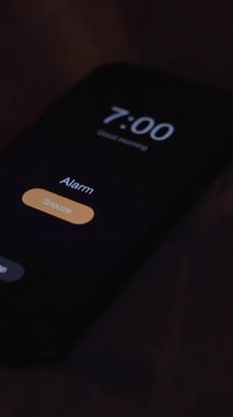 Dikey video. Smartphone 'da Smartphone' da Sabah 7 'de Uyuyan Kadın Yatağı Yavaş Yavaş Isıtıyor, Yakın-Yakın-Düşük Açı, Uykuda Konseptinde Uyuyor
