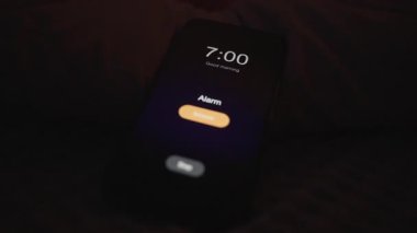 Yastıklı Yalnız Kadın Yüzü Örtüyor ve Karanlık Oda 'da Sabah 7 Alarmını Kapatmak için Akıllı Telefona Ulaşır, Düşük Açılı Kapalı, İsteksiz Uyandırma Konsepti