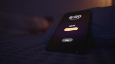Yastıkta Sabah 6: 00 'da Çalan Akıllı Telefon Kadın Karanlık Oda' da Kapatmaya Ulaşırken, Düşük Açılı, Uykulu Sabah Konsepti