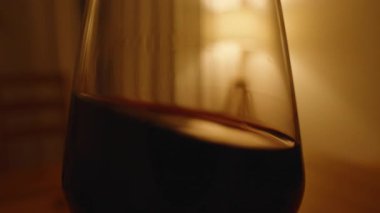 Yumuşak Odaklı Kırmızı Şarabın Aşırı Yakın Çekimi ve Sıcak Akşam Işığındaki Işık Yansımaları, Soyut Şarap Dokusu Konsepti