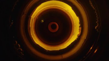 Parlak Lşık Kehribar Şişesi 'nin Dolly Kaydırma Kapanışı Ölçüm Kupası ve Tarafsız Arkaplan Konsepti: Tıbbi Doz ve Kullanım