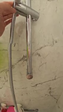 Dikey video. Kadın Elleri 'nin İlk Görüş Alanı Mermer Banyo İçi Musluğu Renkli Banyo Eşyasıyla ve Hijyen Kurulumuyla Ayarlıyor