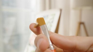 Parmak Bükme Boya Fırçası Bulanık Tuvalin Önündeki Nazikçe Basınçla Parlak Oda 'daki Makro Atış, Saha Sığ Derinliği, Boyama Tekniği
