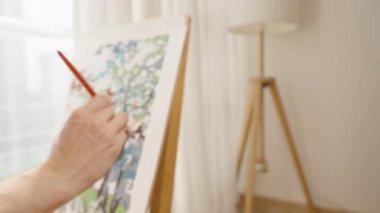 Artistik Ustalıkla Elde İnce Kırmızı Boya Fırçası Çeviriyor Arkaplanda Parlak Yumuşak Işık, Sığ Alan Derinliği, El Hareketi Teknikleri Konsepti