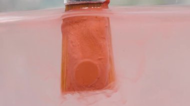 Boya fırçası Makro Yakından Bakış Alanı 'nda Suyun Altında Kırmızı Pigment Bırakıyor Hafif Yayılma Efekti, Sanatsal Temizlik Konsepti