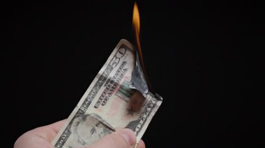 Elli Dolarlık Yasa Yanan Parmakların Tuttuğu Üst Kenar Kara Arkaplan 'a karşı Alev Karartması, Yakın Yanma Evresi, Ekonomik Kriz Konsepti