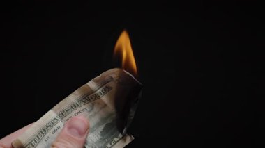Kısmen Yanmış Elli Dolarlık Tasarı El Tutuşu Olarak Yükselen Büyük Alevler Kara Arkaplanda Kömürleşmiş Para Birimi, Ekonomik Sembolizmin Yakın Sahnesi