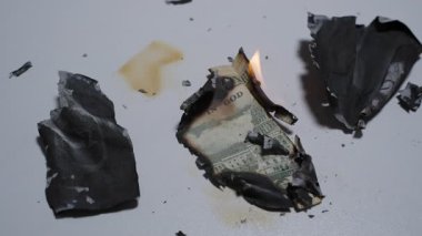 Beyaz Masa 'ya serpilmiş 50 Dolarlık Yasa Tasarısı' nın Yanık ve Kısmen Yanan Parçaları Kül ve Alev Görünür, Genel Görünüm, Mali Yıkım Konsepti