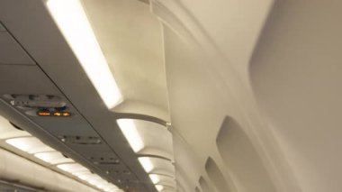 Işıklı ve Sigara İçilmeyen İşaretli Havalandırma Sistemi 'nden Uçak Tavanı' ndaki Havalandırma Buharı. İç Görünümü Kapatın, Kabin Konforu