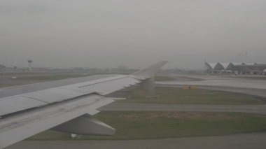 Uçak Havada Kalkış, Hareket Hazırlık Konseptinde Havalanma Konumuna Dönerken Uçak Pist ve Taksi Yolu üzerindeki Uçak Uçak Pencere Görüntüsü