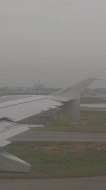 Dikey video. Uçak Havada Kalkış, Hareket Hazırlık Konseptinde Havalanma Konumuna Dönerken Uçak Pist ve Taksi Yolu üzerindeki Uçak Uçak Pencere Görüntüsü