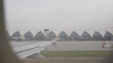 Uçak kalkıştan önce, Modern Mimarlık Konsepti ile Havalimanı Sahnesi, Havalimanı Sahnesi Taksiyolunda Dönerken Uçak Terminal Binaları ve Uçak Penceresinden İzle