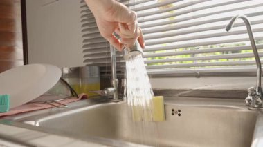 Paslanmaz Çelik Mutfak Lavabosu, Göz Seviyesi Açısı, Ev Akımı Konsepti 'ndeki Pencere Perdeleri Arasında Süzen Güneş Işığı ile El Değiştirme Modu