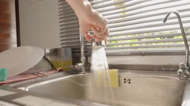 El Tutma Esnek Musluğu Parlak Güneş Işığının altında Jaluziler, Göz Seviyesi Açısı, Mutfak Temizleme Konsepti