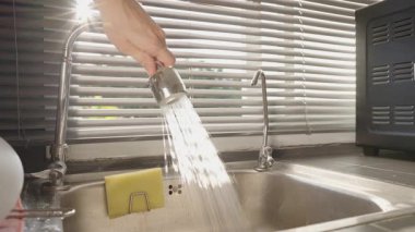 Paslanmaz Çelik Lavabo İçinde Farklı Yönlerde Su Akıntısını Yöneten El Gösterici Esnek Musluk Perdelerle Gün Işığı, Ürün Şovu Konsepti