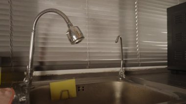 Mutfağın Önünde Açılan Perdeler Güneş Işığının içeri akması ve Dışarıdaki Yeşilliği Ortaya Çıkarması, Göz Seviyesi Açısı, Sabah Rutini Konsepti