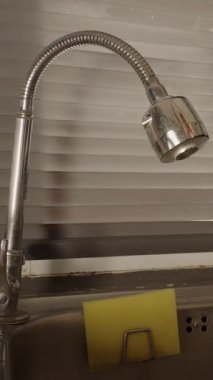 Dikey video. Mutfağın Önünde Açılan Perdeler Güneş Işığının içeri akması ve Dışarıdaki Yeşilliği Ortaya Çıkarması, Göz Seviyesi Açısı, Sabah Rutini Konsepti