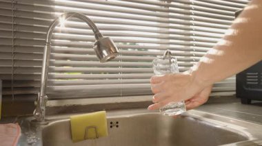 Elle Doldurulan Bardak İçme Suyu Mutfak Lavabosunun Üzerinde Pencere Perdeleri, Göz Seviyesi Açısı, Temiz Su Konsepti