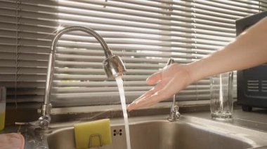 El musluğu açıp musluğu tıkırdatmak ta ki su nihayet mutfağa girene kadar. Güneş ışığı perdelerle, göz hizindeki açıyla, su basıncı iyileştirme konseptiyle.