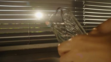 Güneş Işığı Pencerenin Perdelerinden, Düşük Açı Aşısı, Sabah Hidroliği Konseptinden geçerken, Cam Suyla Dolduruluyor