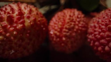 Taze Olgun Meyvelerin Dolly Kaydırıcısı Karanlık Yansıtıcı Yüzeyde Yumuşak Arkaplan Işığı Vurgulayıcı Doku ve Rengi Yaprakları ve Dallarıyla Kapatın