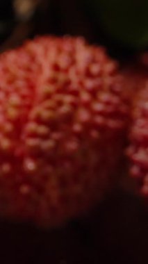 Taze Olgun Meyvelerin Dolly Kaydırıcısı Karanlık Yansıtıcı Yüzeyde Yumuşak Arkaplan Işığı Vurgulayıcı Doku ve Rengi Yaprakları ve Dallarıyla Kapatın