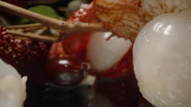 Stüdyo Işığında Yansıtıcı Yüzey Üzerine Uzanmış Beyaz Et ve Tohumlarla Soyulmuş Kuruyemiş Meyvelerinin Dolly Kaydırıcısı