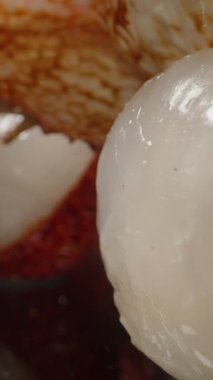 Stüdyo Işığında Yansıtıcı Yüzey Üzerine Uzanmış Beyaz Et ve Tohumlarla Soyulmuş Kuruyemiş Meyvelerinin Dolly Kaydırıcısı