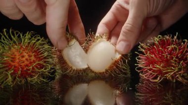 Fonda Tüm Meyveler ve Stüdyo Aydınlatma Arkaplanda Yansıtıcı Yüzey Üzerine Soyulmuş Rambutan Etinin Düz Yerleştirilmesi