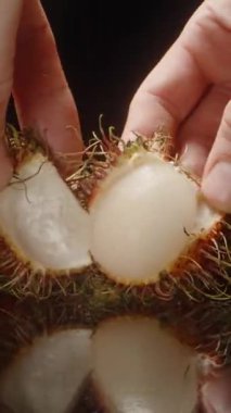 Fonda Tüm Meyveler ve Stüdyo Aydınlatma Arkaplanda Yansıtıcı Yüzey Üzerine Soyulmuş Rambutan Etinin Düz Yerleştirilmesi