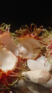 Dolly Kaydırıcı Kapalı Çekim Açık Rambutan Kabukları ve Stüdyo Işıklandırması Altında Yansıtıcı Yüzey Üzerine Sulu Beyaz Et