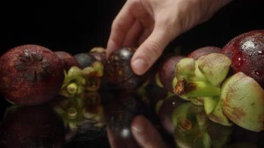 Mangosteen 'i İçindeki Meyve Kabuğu ve Stüdyo Işığı Altındaki Yansıtıcı Yüzey Kökü ile Açığa Çıkarıyorum