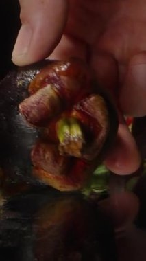 Yarım Mangosteen Stüdyo Işığındaki Yansıtıcı Yüzeyin İçindeki Parlak Beyaz Bölümler Yakından Yakından Çekildi