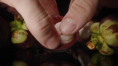 Stüdyo Işığında Yansıtıcı Yüzey Üzerine Tüm Meyvelerle Split Rind 'den Sulu Beyaz Mangosteen Eti