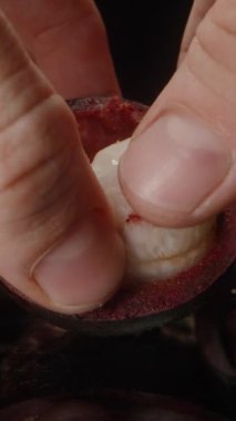 Stüdyo Işığında Yansıtıcı Yüzey Üzerine Tüm Meyvelerle Split Rind 'den Sulu Beyaz Mangosteen Eti