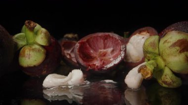 Sulu Mangosteen Etini Yansıtıcı Yüzeyden Stüdyo Işıklandırması Altında Açılmış Tohumlar ve Boş Mermilerle Kaldıran Parmaklar