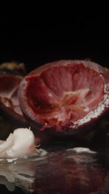 Sulu Mangosteen Etini Yansıtıcı Yüzeyden Stüdyo Işıklandırması Altında Açılmış Tohumlar ve Boş Mermilerle Kaldıran Parmaklar