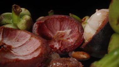 Boş Mangosteen fişeklerinin Dolly Kaydırıcısı Stüdyo Işığı Altında Sulu Et Kalıntıları ile Yansıtıcı Yüzey Üzerine Dökülen Tohumlar